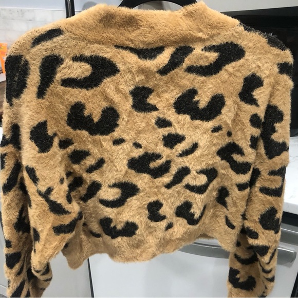 Forever 21 leopard sweater shrug/cardigan , 

Size 1X - Picture 3 of 5